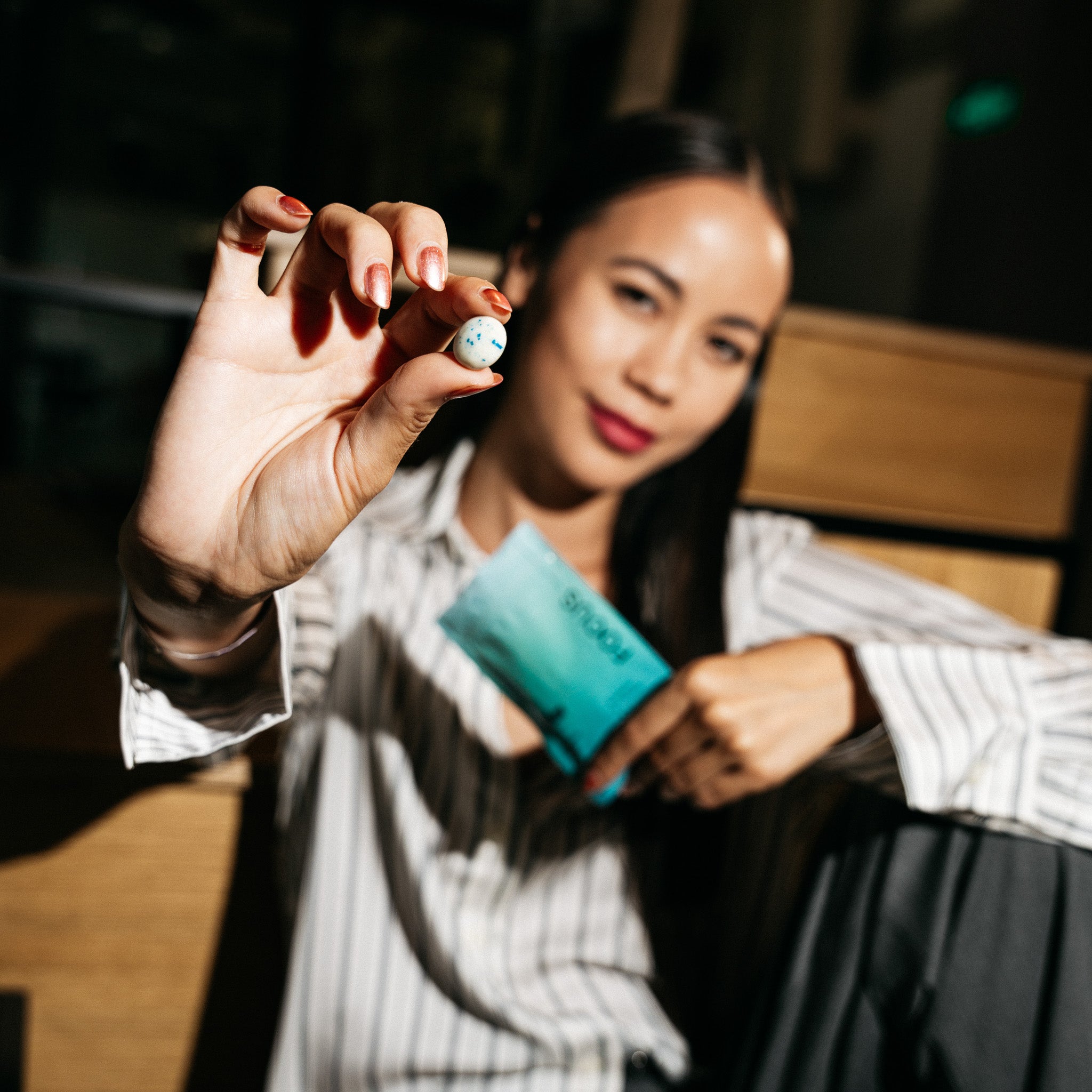 Girl holding a gum piece (by Hiflow)