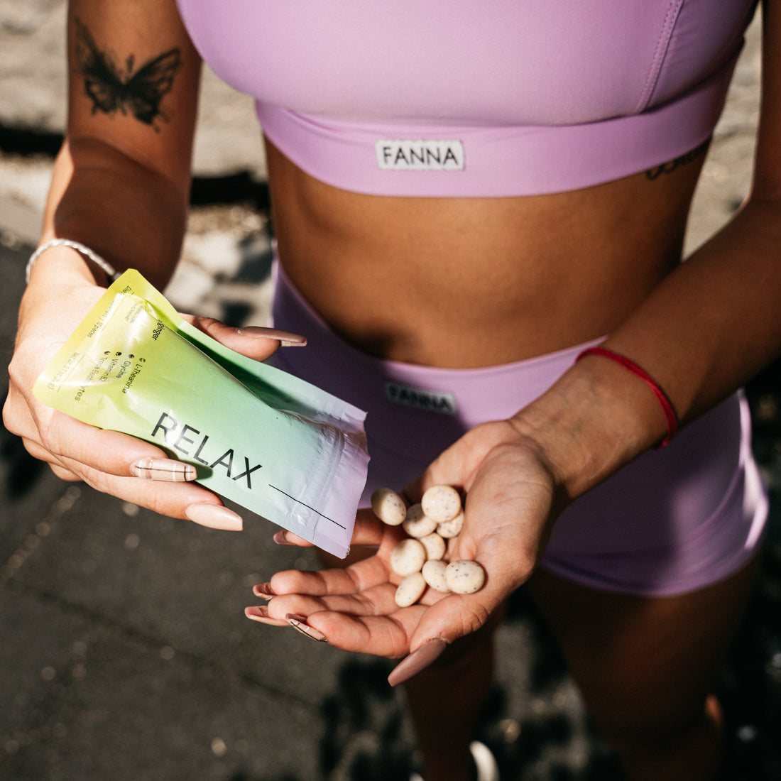 Person holding a 'Hiflow Relax' and some gum pieces in her palm.